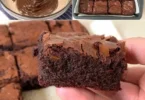 Blitzschneller Schokokuchen in einer herzhaften Form auf einem Holztisch