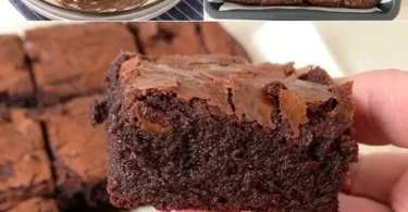 Blitzschneller Schokokuchen in einer herzhaften Form auf einem Holztisch