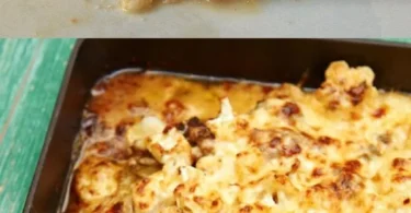 Gericht aus Blumenkohl mit Hackfleisch, frisch gebacken in einer Auflaufform