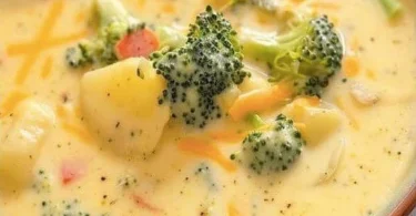 Cremige Brokkoli-Käsesuppe in einer Schüssel mit frischem Brot