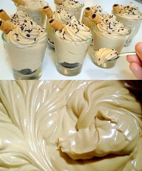Becher mit schaumigem Cappuccino-Creme auf einem Holzuntergrund