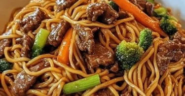 Schüssel mit Chinesisch gebratenen Nudeln mit Rindfleisch und Gemüse
