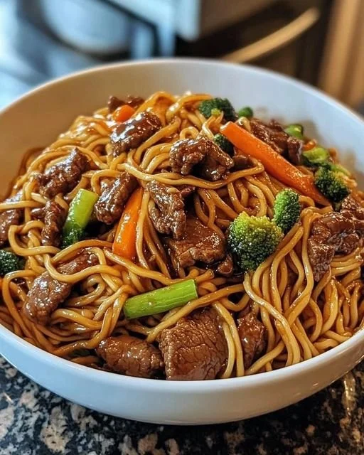 Chinesisch gebratene Nudeln mit Rindfleisch