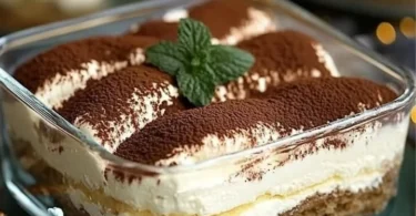 Eierlikör-Tiramisu mit cremigem Mascarpone und einer schaumigen Schicht oben