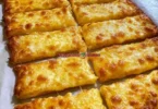 Einfacher, kaesiger Snack für schnelle Genussmomente