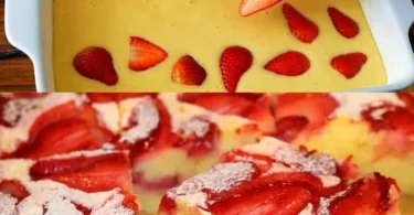 Saftiger Erdbeer-Bananen-Kuchen mit frischen Erdbeeren und Bananen