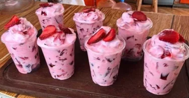Leckeres Erdbeer-Dessert mit Joghurt auf einem Teller serviert