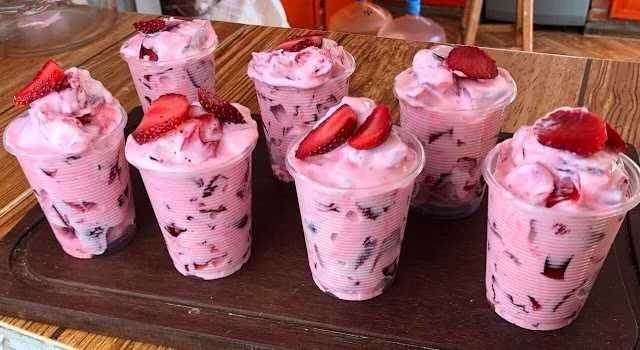 Leckeres Erdbeer-Dessert mit Joghurt auf einem Teller serviert