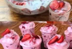 Erdbeer-Dessert mit Joghurt in einer Schüssel dekoriert mit frischen Erdbeeren
