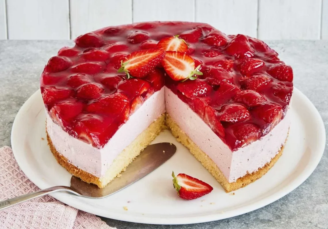 Leckerer Erdbeer-Käsekuchen ohne Backen auf einem Servierteller