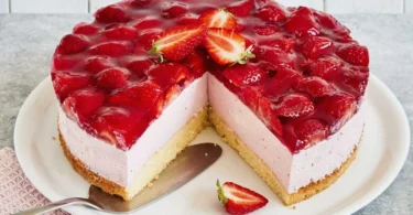 Leckerer Erdbeer-Käsekuchen ohne Backen auf einem Servierteller