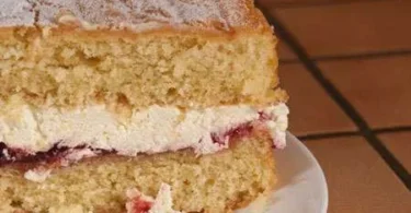 Ein leckerer Erdbeerkuchen mit frischen Erdbeeren und Sahne.