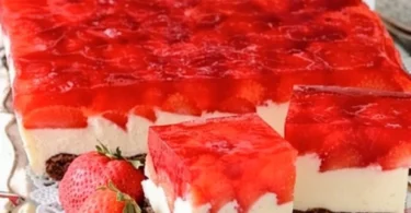Erdbeerkuchen mit Quark und Mascarpone-Creme auf einem Teller