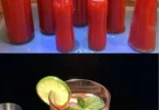 Erfrischende Erdbeerlimonade in einem Glas mit frischen Erdbeeren und Minze