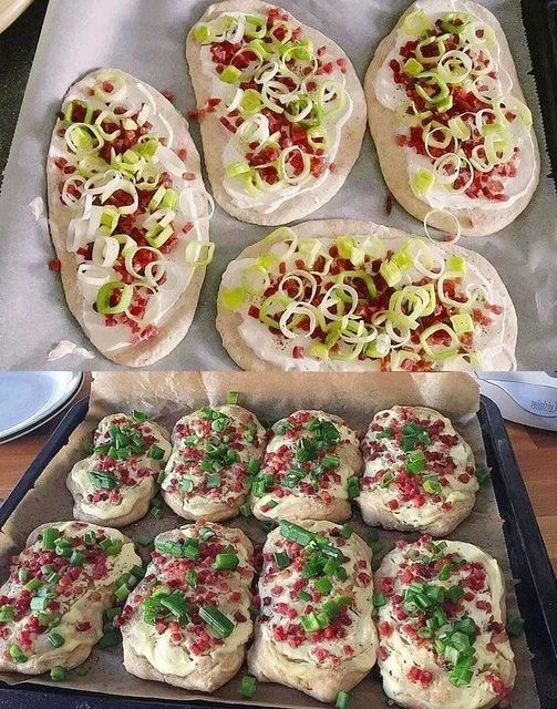 Fladenbrot mit Frischkäse und knusprigem Speck auf einem Teller