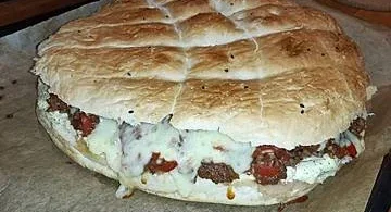 Fladenbrot mit Hackfleisch und Mozzarella, frisch zubereitet und serviert