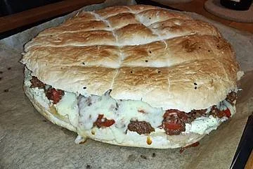 Fladenbrot mit Hackfleisch und Mozzarella, frisch zubereitet und serviert