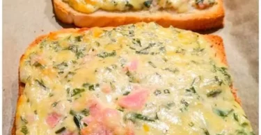 Flammkuchen Toast mit Käse auf einem Teller serviert