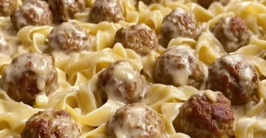 Fleischbällchen in Sahnesauce mit Nudeln in einem Ein-Pot-Gericht