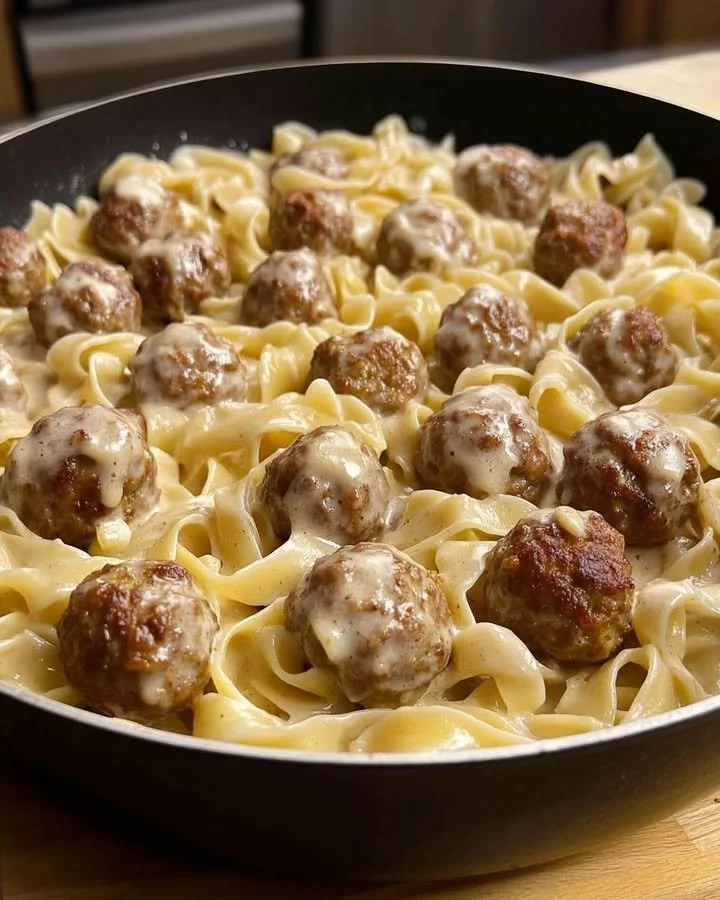 Fleischbällchen mit Sahne und Nudeln – Ein-Pot-Gericht