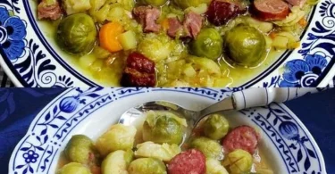 Schüssel mit leckerem Gemüse-Eintopf und Mettwurst