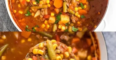 Schüssel mit köstlicher Gemüse-Hackfleisch-Suppe auf einem Holztisch