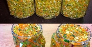 Schüssel mit frisch zubereiteter Gemüsebrühe und frischem Gemüse auf einem Holzuntergrund.