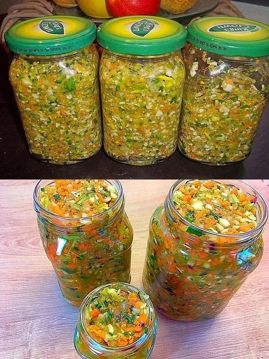 Schüssel mit frisch zubereiteter Gemüsebrühe und frischem Gemüse auf einem Holzuntergrund.