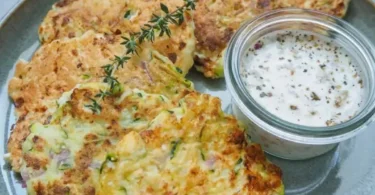 Gesunde Hüttenkäse-Puffer aus der Pfanne auf einem Teller serviert.