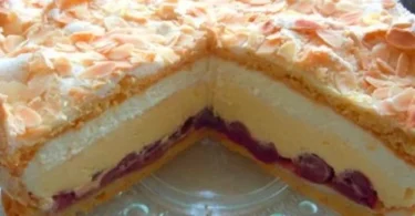 Gewitter Torte mit Schmand auf einem hübschen Teller angerichtet