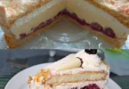 Leckerer Gewitterkuchen mit Schmand und fröhlichen Zutaten