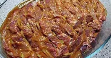 Gewürzter Schweinekragen zubereitet auf dem Grill
