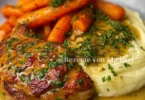 Serviertes goldenes Kräuterhähnchen mit Knoblauchsoße, Kartoffelpüree und Karotten