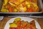 Hähnchen mit Kartoffeln und Zwiebeln auf einem Teller serviert