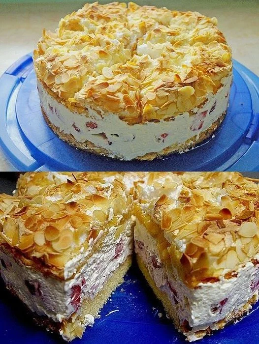 Himbeertorte mit frischen Himbeeren und Sahne dekoriert