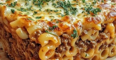 Hirtenmakkaroni mit frischen Zutaten und köstlicher Soße
