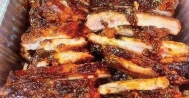 Zarte Honig-Knoblauch-Rippchen auf einem Grill serviert