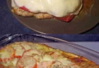 Hühnchen mit geschmolzenem Mozzarella und frischen Kräutern auf einem Teller