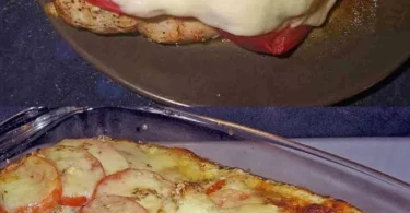Hühnchen mit geschmolzenem Mozzarella und frischen Kräutern auf einem Teller