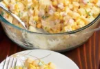 Frischer Salat auf einem Teller mit buntem Gemüse und Dressing