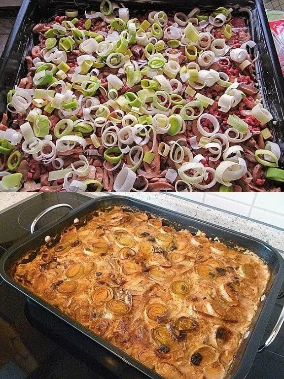 Jägerschnitzel mit Pilzsauce auf einem Teller serviert