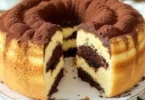 Kaffeeschokoladen-Bundt-Kuchen mit Schokoladenglasur auf einem Tisch serviert