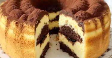 Kaffeeschokoladen-Bundt-Kuchen mit Schokoladenglasur auf einem Tisch serviert