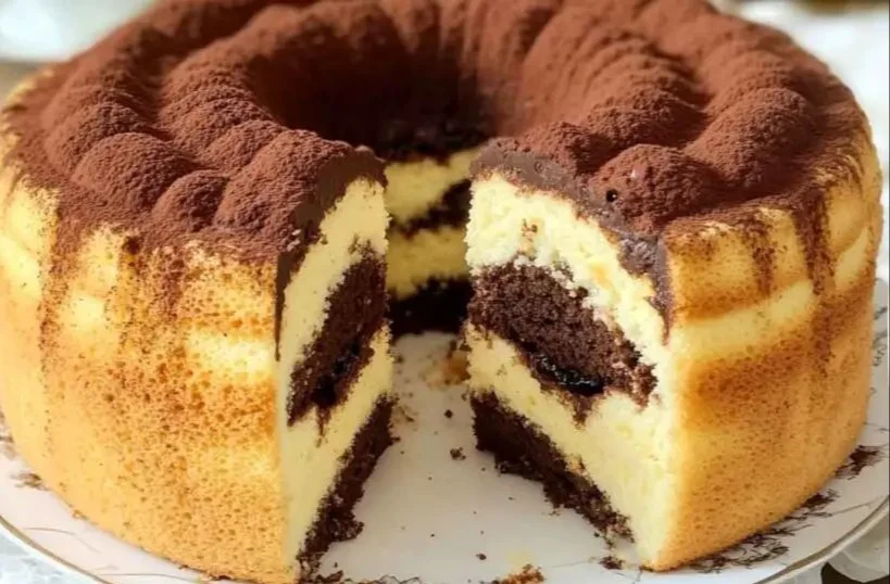 Kaffeeschokoladen-Bundt-Kuchen mit Schokoladenglasur auf einem Tisch serviert