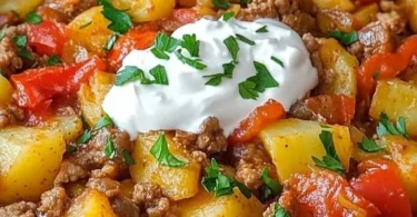 Leckere Kartoffel-Paprika-Pfanne mit Hackfleisch und Crème Fraîche