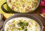 Käse-Lauch-Suppe mit Hackfleisch in einer Schüssel serviert.