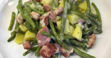 Ein köstliches Gericht Kasseler Pfanne mit Gemüse und Beilagen