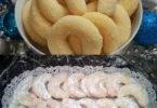Ein Teller mit frisch gebackenen Kipferl in verschiedenen Variationen.