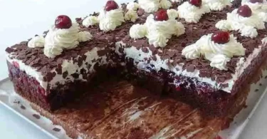 Köstlicher Kirschen-Schokoladenkuchen auf einem eleganten Teller