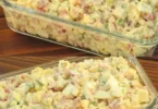 Klassischer Eiersalat in einer Schüssel mit frischen Kräutern garniert